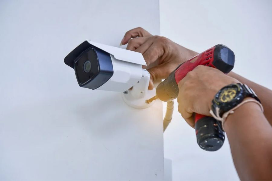 Instalación de una cámara de videovigilancia tipo bullet en pared