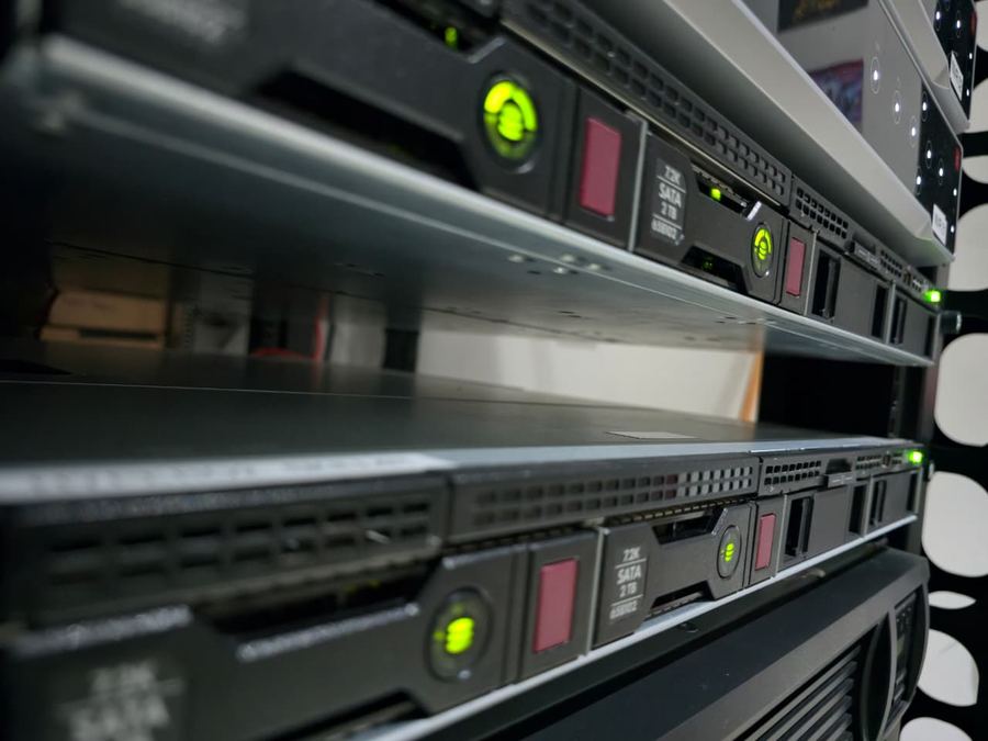 Equipo grabador de videovigilancia instalado en rack