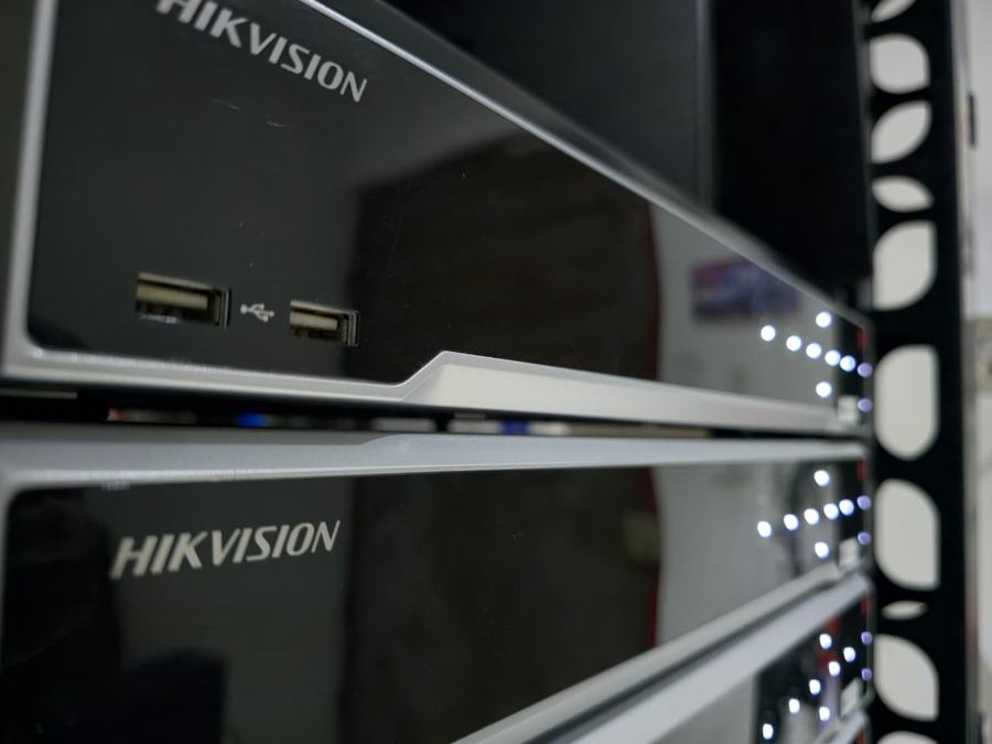 Grabadores de videovigilancia en gabinete de red