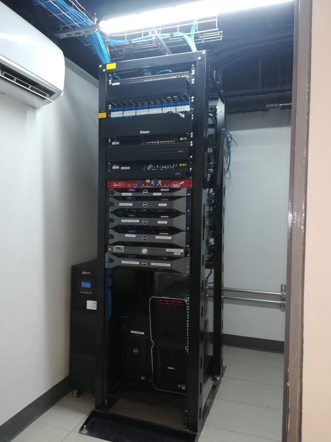 Gabinete de red instalado y organizado en un cuarto de equipos