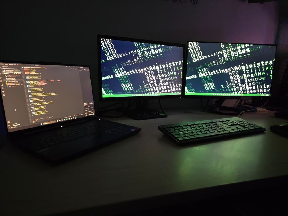 Estación de trabajo de desarrollo de software con varias pantallas