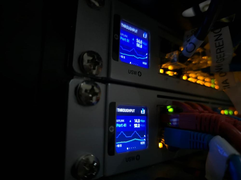 Switches de red administrables en operación, con monitoreo de tráfico en tiempo real